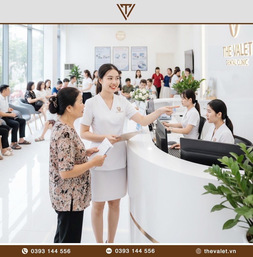 Mẫu đồng phục lễ tân nha khoa với kiểu dáng váy cổ V